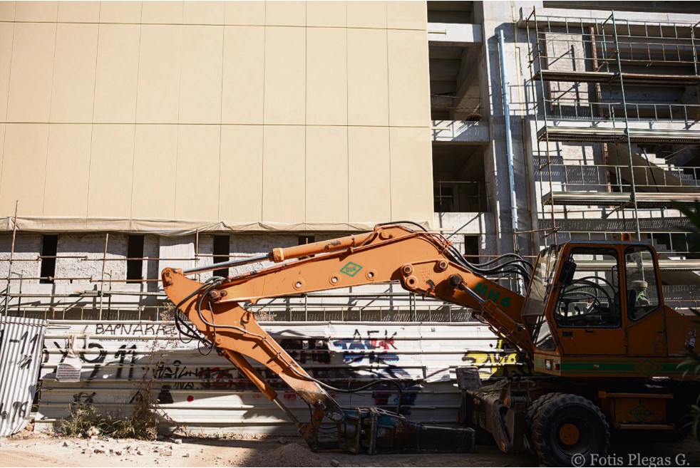 Τα εξωτερικά πάνελ που έχουν αρχίσει να περικλείουν όλη την κατασκευή γύρω γύρω δίνουν όχι μόνον όμορφο αισθητικά αποτέλεσμα, αλλά έχουν ηχομονωτική χρησιμότητα και παράλληλα σε συνδυασμό με το στέγαστρο θα κρατάνε… αυξημένα τα ντεσιμπέλ από τα τραγούδια στις εξέδρες μέσα στο γήπεδο.