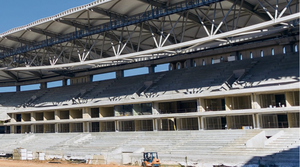 Η πλευρά του γηπέδου που θα φιλοξενήσει τη θύρα των επισήμων, τα δημοσιογραφικά θεωρεία και τις σουίτες που ήδη (με προσεκτική ματιά φαίνονται κάποιες) έχουν αρχίσει να φτιάχνονται.