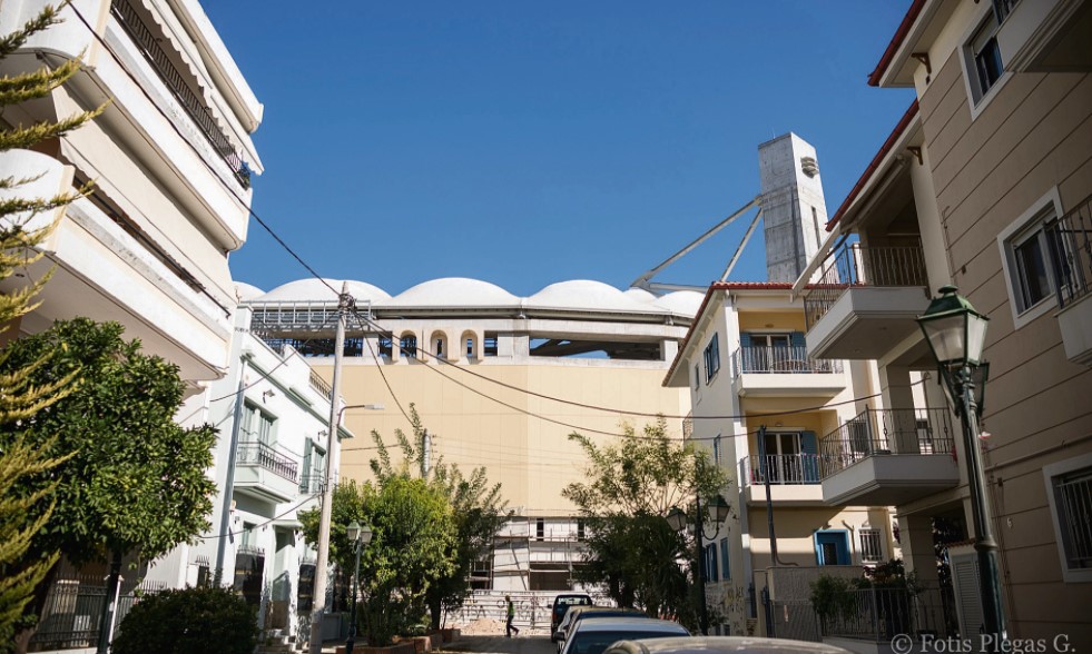 Άποψη του νέου γηπέδου, όπως φαίνεται μέσα από την ευρύτερη γειτονιά της Ν. Φιλαδέλφειας, που δένει αρμονικά με το υπόλοιπο περιβάλλον και τις γύρω κατοικίες.