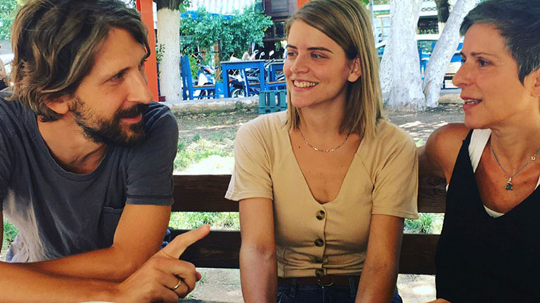 Άγριες Μέλισσες: Οι άνθρωποι πίσω από τα πετυχημένα τραγούδια της σειράς φαινόμενο