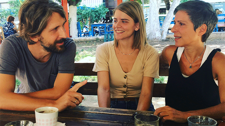 Άγριες Μέλισσες: Οι άνθρωποι πίσω από τα πετυχημένα τραγούδια της σειράς φαινόμενο