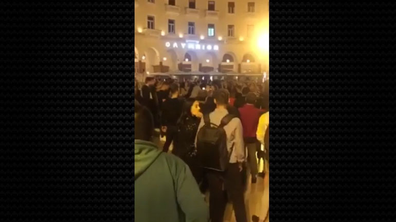 Συνωστισμός στη Θεσσαλονίκη: Χαμός από νεαρούς στην Αριστοτέλους