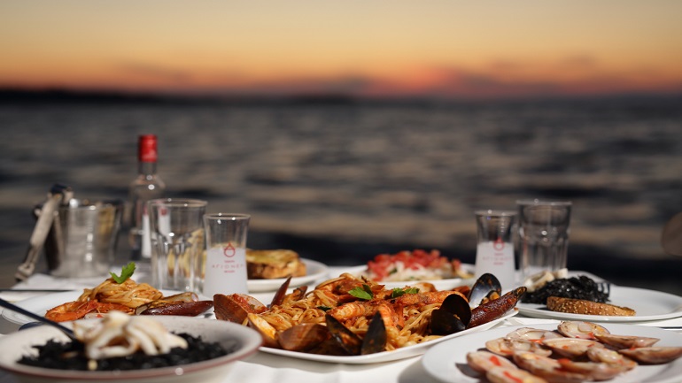 Πρόστιμο σε ουζερί στη Χαλκίδα για παραβίαση ωραρίου