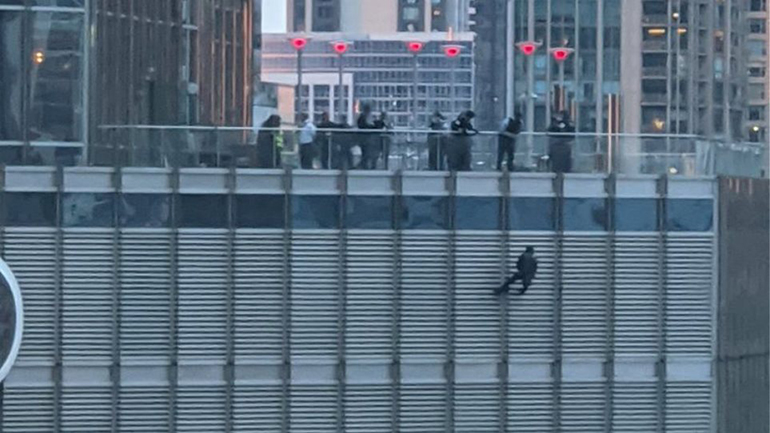 Απειλεί να πέσει από τον «Πύργο Τραμπ» αν δεν μιλήσει με τον προέδρο των ΗΠΑ Απειλεί να πέσει από τον «Πύργο Τραμπ» αν δεν μιλήσει με τον προέδρο των ΗΠΑ