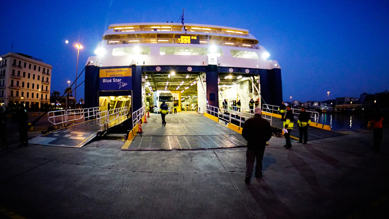 Στο λιμάνι του Πειραιά το «Blue Star Delos» μετά από επιβεβαιωμένο κρούσμα κορωνοϊού