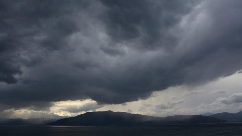 Καιρός: Πτώση της θερμοκρασίας και βροχοπτώσεις