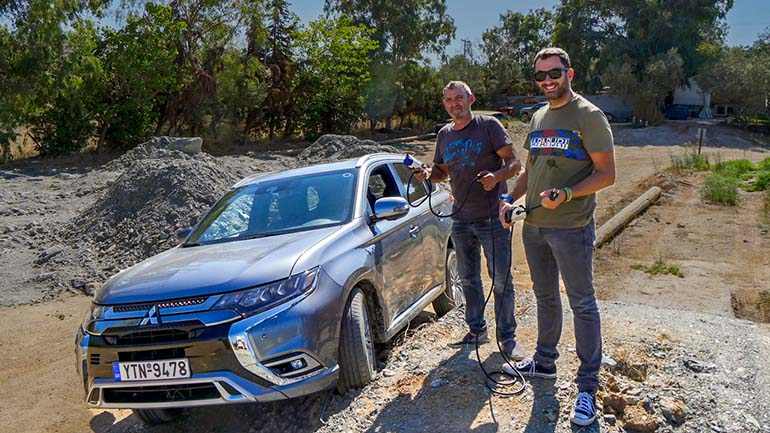 Τα οχήματα που συνδυάζουν κινητήρα εσωτερικής καύσης και ηλεκτροκινητήρα θεωρουνται ιδανικά γι' αυτήν την περίοδο (στη φωτό το Mitsubishi Outlander PHEV και μαζί με τον Στέφανο Αττάρτ)