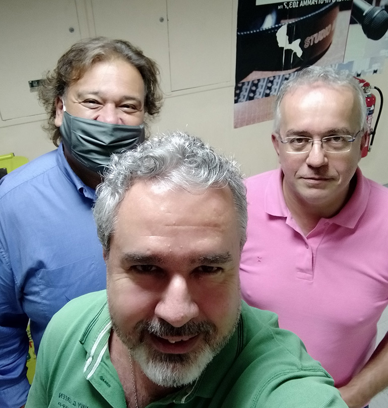 Ο Πάρις Ποντίκας (πίσω αριστερά) συνεχίζει να μας ενημερώνει για τα δρώμενα του αυτοκινήτου μέσα από τη συχνότητα της Έρα Σπορτ