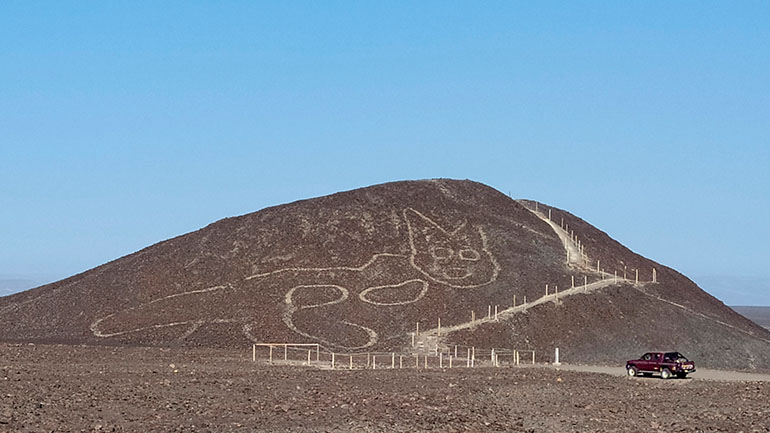 Γιγαντιαία γάτα 2.200 ετών χαραγμένη σε λόφο του Περού Γιγαντιαία γάτα 2.200 ετών χαραγμένη σε λόφο του Περού