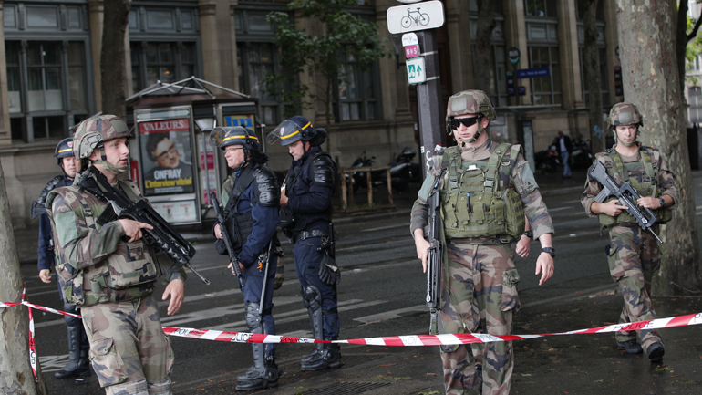 Συλλήψεις και προσαγωγές μαθητών για τον αποκεφαλισμό καθηγητή από τζιχαντιστή στο Παρίσι