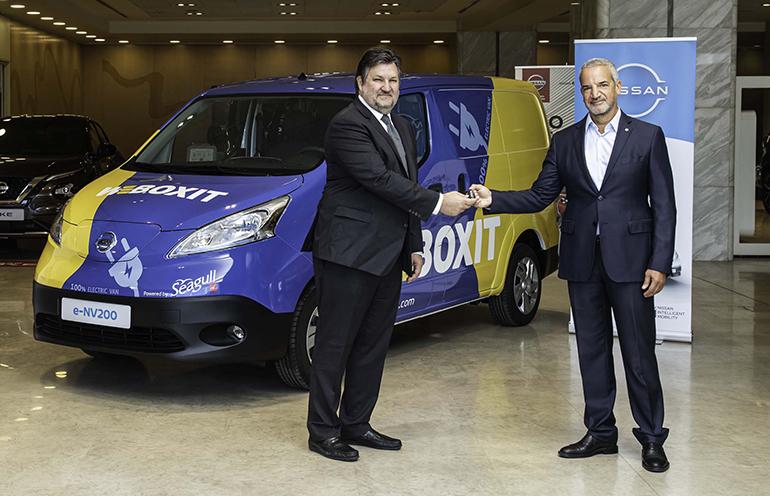 O Τάκης Θεοχαράκης παραδίδει τα κλειδιά των ηλεκτρικών οχημάτων...