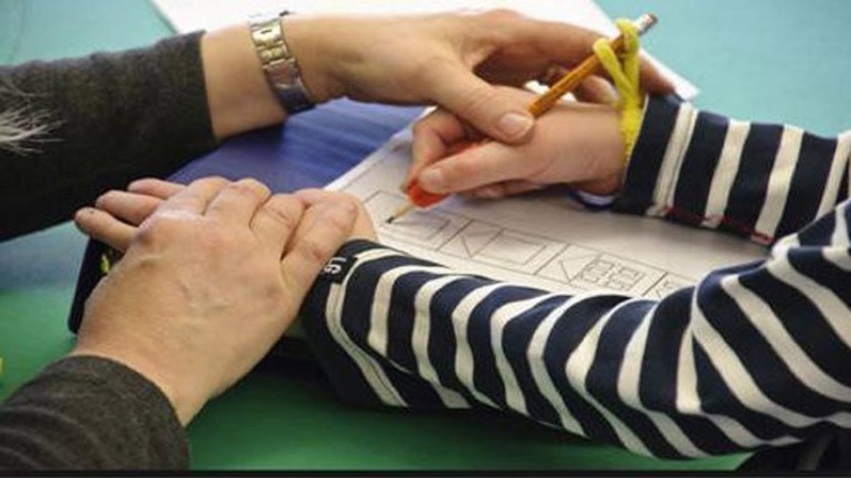 Διακόπτονται χιλιάδες παιδιατρικές φυσικοθεραπείες ειδικής αγωγής