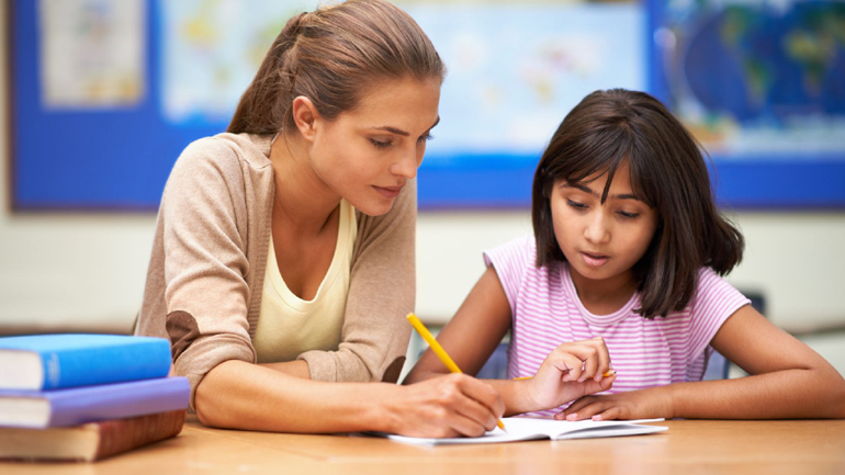 Έρευνα: Το γράψιμο με το χέρι (και όχι με το πληκτρολόγιο) κάνει τα παιδιά εξυπνότερα