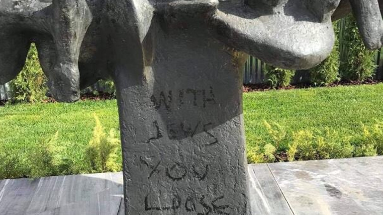 Θεσσαλονίκη: Η νέα γενική πρόξενος των ΗΠΑ καταδικάζει τον βανδαλισμό του Μνημείου Ολοκαυτώματος