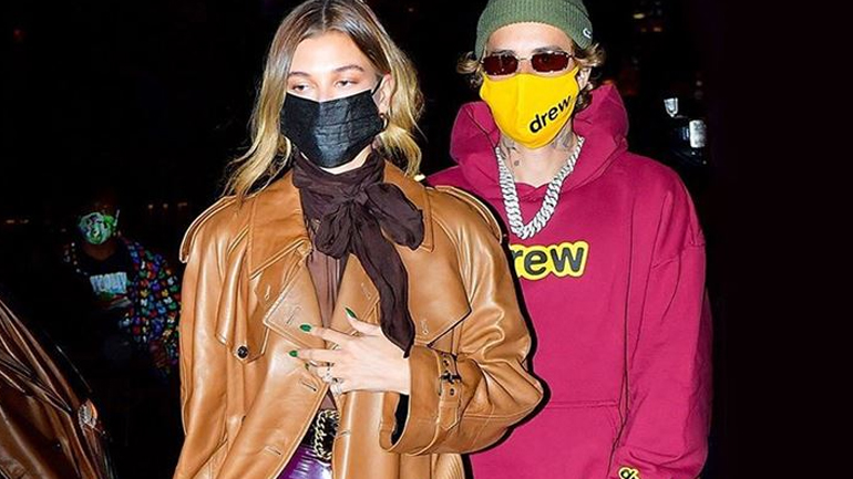 Η Hailey Baldwin με total leather look από τον Saint Laurent