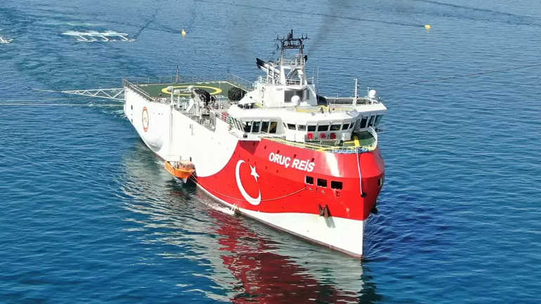 Στο όριο των 12 μιλίων το Oruc Reis