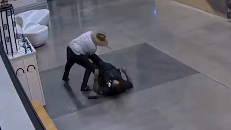 Εισέβαλε σε αστυνομικό τμήμα, επιτέθηκε και έκλεψε όπλο από αστυνομικό