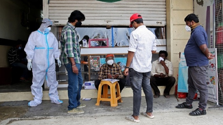 Οι Ινδοί επιστρέφουν στην καθημερινότητά τους αψηφώντας τον κορωνοϊό