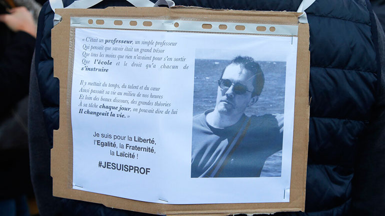 Γαλλία: Ο καθηγητής που αποκεφαλίστηκε θα τιμηθεί με τo μετάλλιο της «Λεγεώνας της Τιμής»