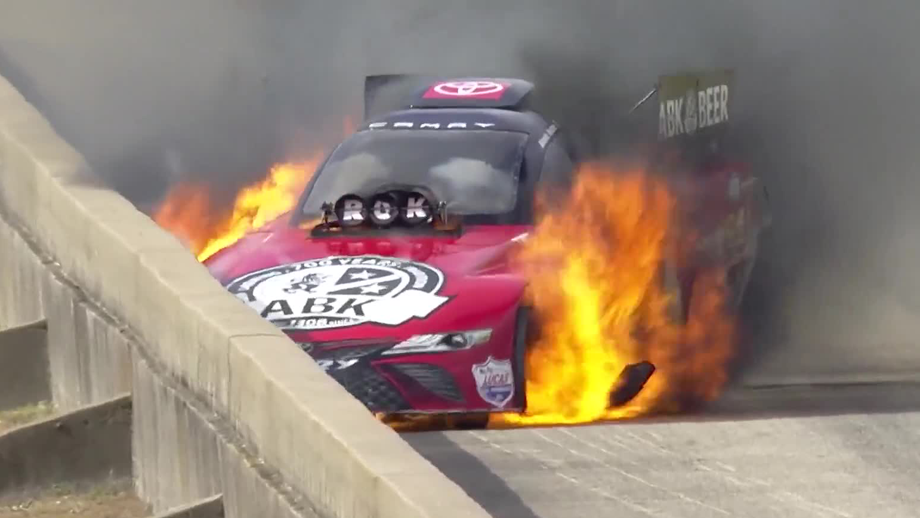 Οδηγός βγαίνει σώα από το φλεγόμενο όχημα!