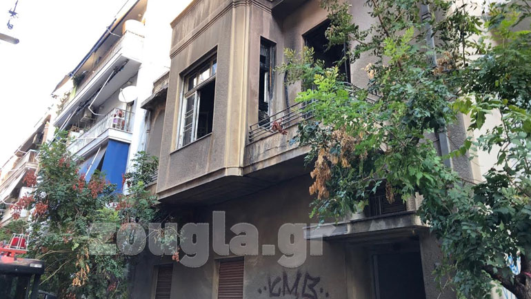 Υπό μερικό έλεγχο η φωτιά στην πλατεία Κολιάτσου