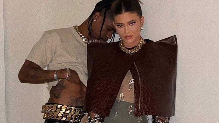 Η Kylie Jenner και ο Travis Scott ποζάρουν μαζί φορώντας Givenchy