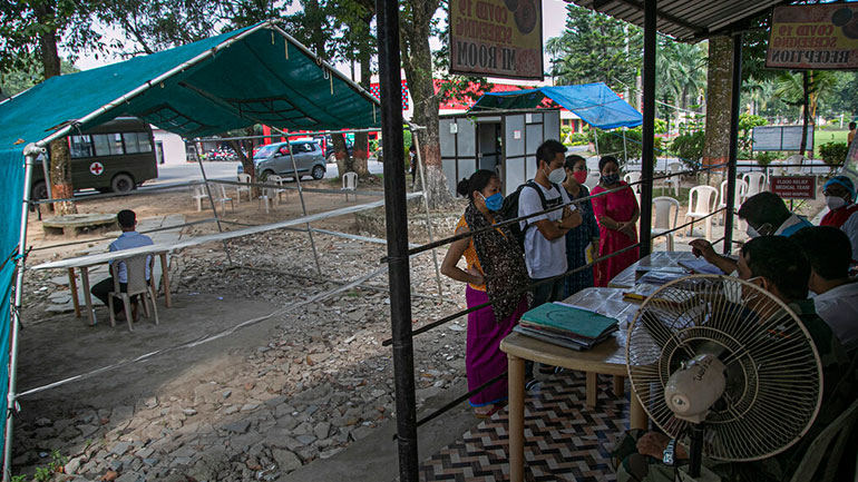 Ινδία: Μείωση του ημερήσιου αριθμού κρουσμάτων μόλυνσης από τον κορωνοϊό