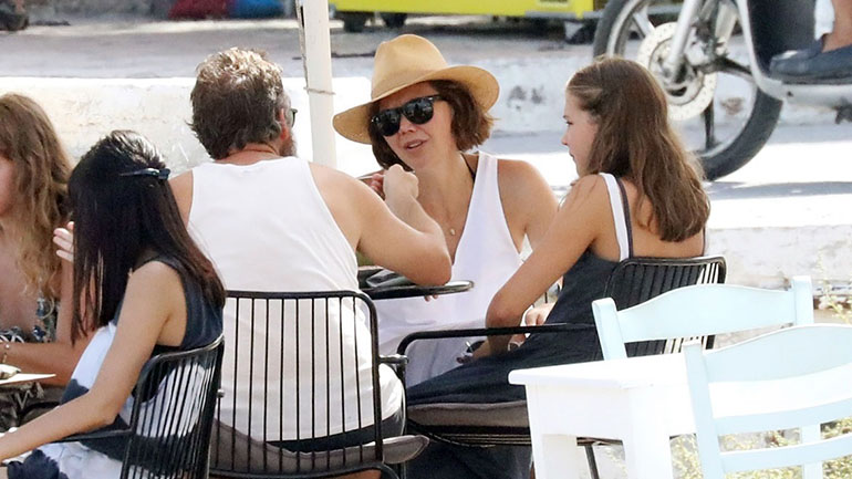 Maggie Gyllenhaal: Οικογενειακές διακοπές στις Σπέτσες για τη χολιγουντιανή ηθοποιό