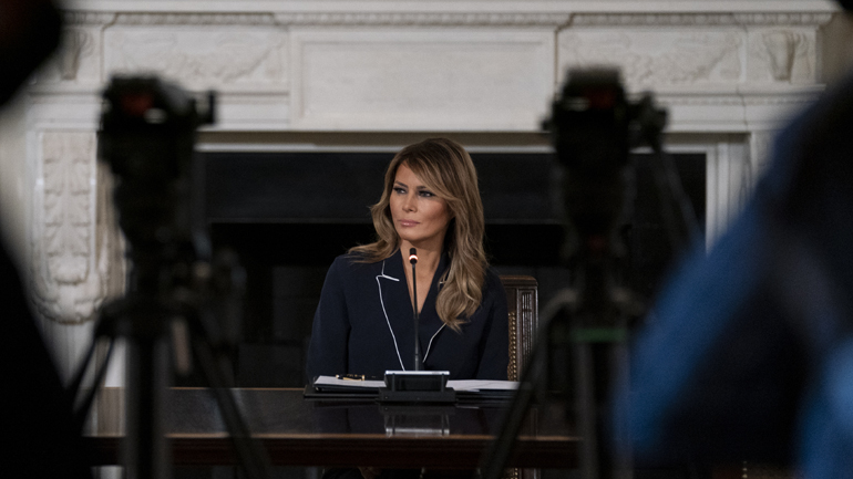 Ο «επίμονος βήχας» ακύρωσε ταξίδι της Μελάνια Τραμπ