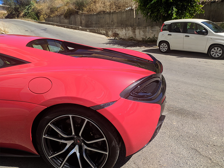 Να περπατάς στο δρόμο και... ξαφνικά να εμφανιστεί μπροστά σου!