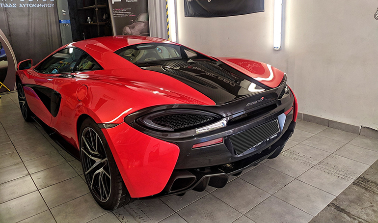 Μία McLaren βγάζει.. μάτια από όπου και να την κοιτάξεις
