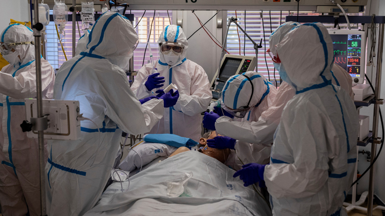 Ο Covid-19 είναι πέντε φορές φονικότερος του ιού της γρίπης