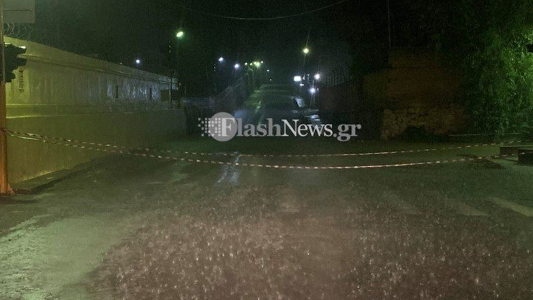 Οδηγοί εγκλωβίστηκαν στα αυτοκίνητά τους σε δρόμο των Χανίων