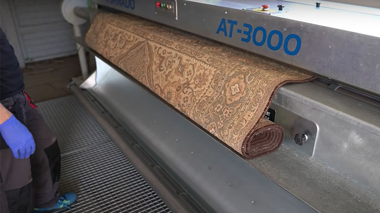 Δεν φαντάζεστε πόση σκόνη κρύβει ένα χαλί