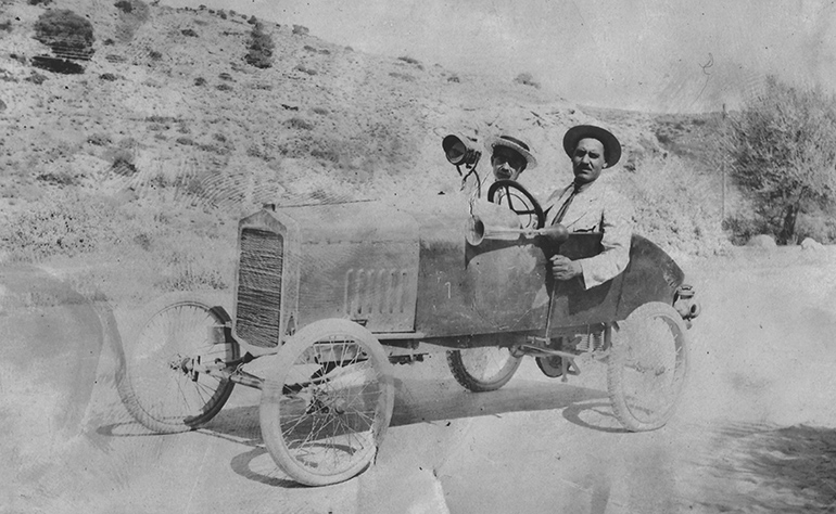 Ο Νίκος Θεολόγος (στη θέση του οδηγού) με ένα από τα πρώτα ελληνικά αυτοκίνητα κατασκευής του εργοστασίου του...