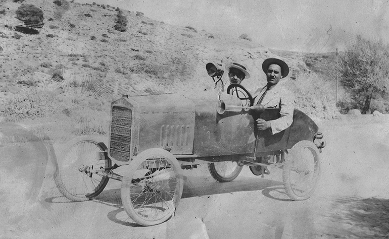 Ο Νίκος Θεολόγος (στη θέση του οδηγού) με ένα από τα πρώτα ελληνικά αυτοκίνητα κατασκευής του εργοστασίου του...