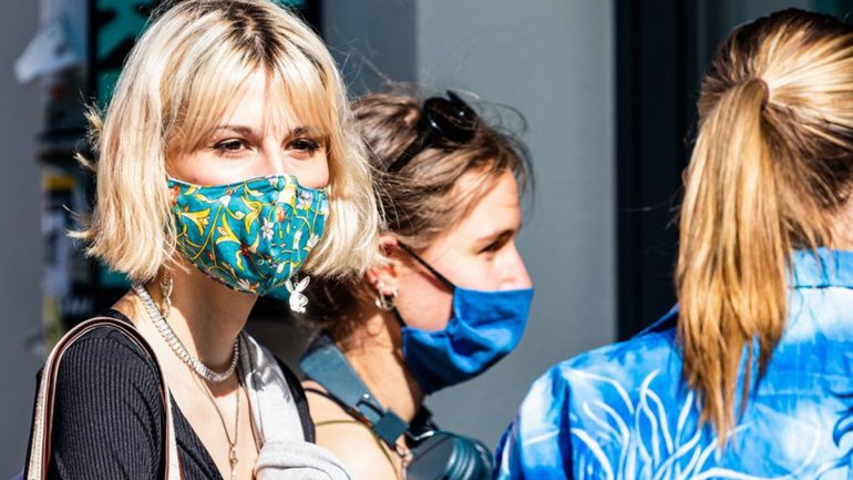 Κορωνοϊός: Τα μολυσματικά σταγονίδια μπορούν να μεταδοθούν σε απόσταση αρκετών μέτρων