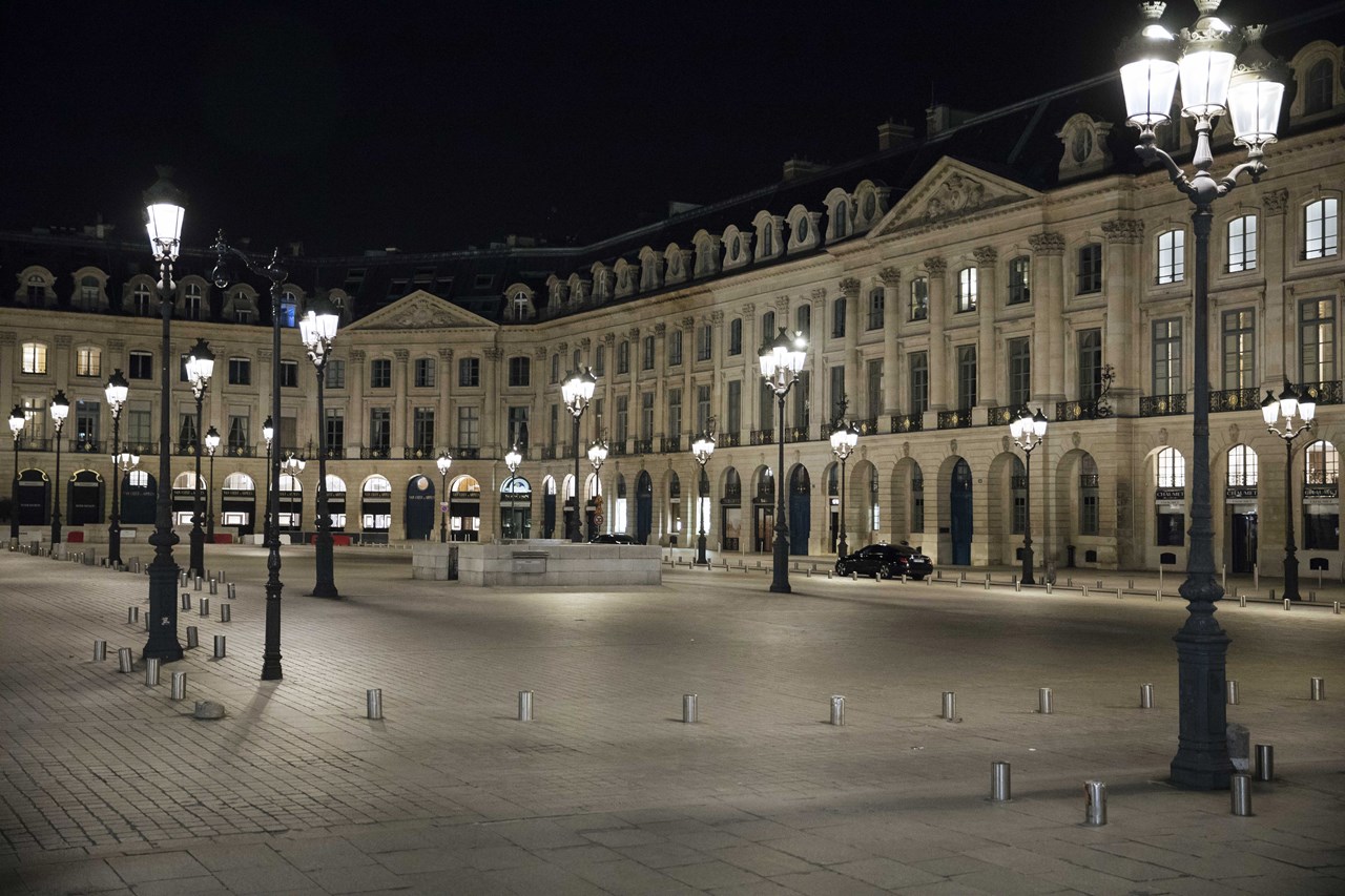 Η πλατεία Vendome είναι χωρίς κόσμο κατά τη διάρκεια της απαγόρευσης κυκλοφορίας στο Παρίσι, το Σάββατο, 17 Οκτωβρίου 2020 