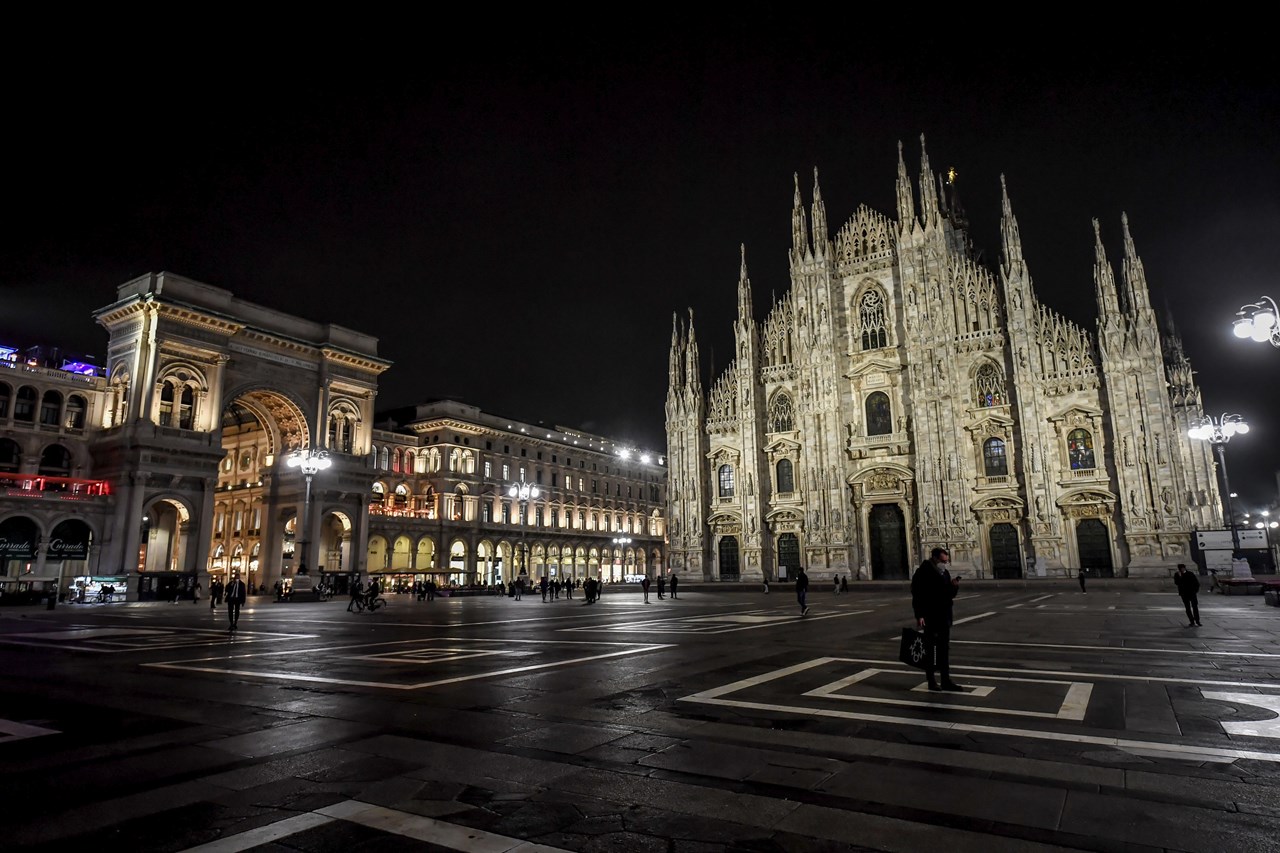 Στο Μιλάνο όπως και σε άλλες μεγάλες πόλεις της Ιταλίας, έχει επιβληθεί απαγόρευση της κυκλοφορίας τη νύχτα