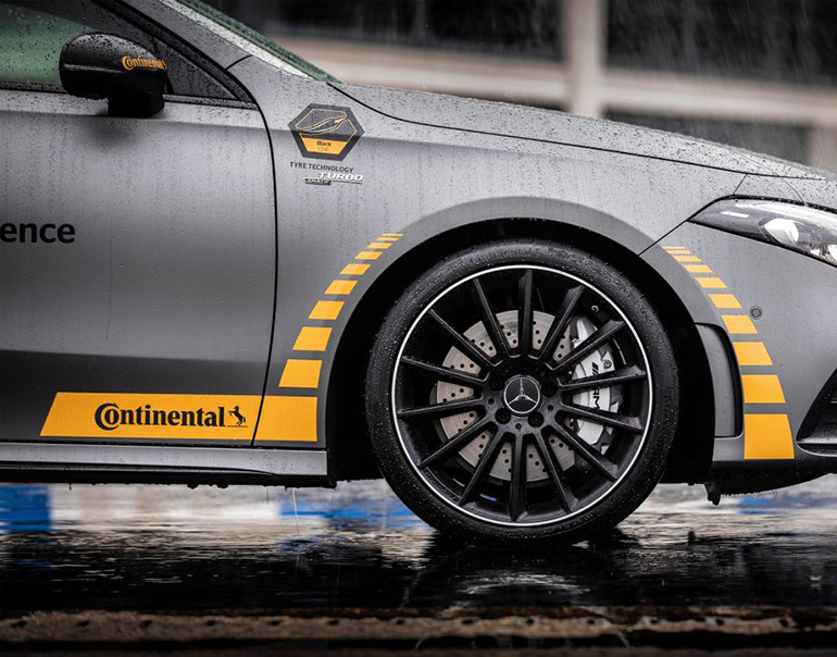 Η διαφορά σε φρενάρισμα στο βρεγμένο είναι κάτι που φαίνεται και ίσως γλιτώσει τον οδηγό από σοβαρό ατύχημα