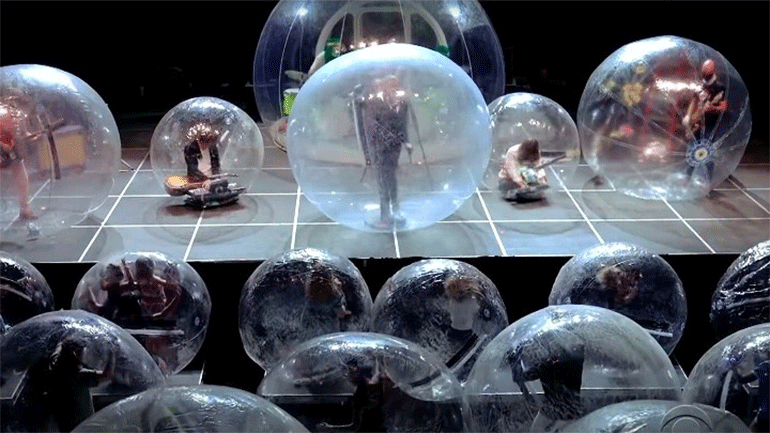 Μπάντα και κοινό μέσα σε πλαστικές φούσκες, σε συναυλία των The Flaming Lips