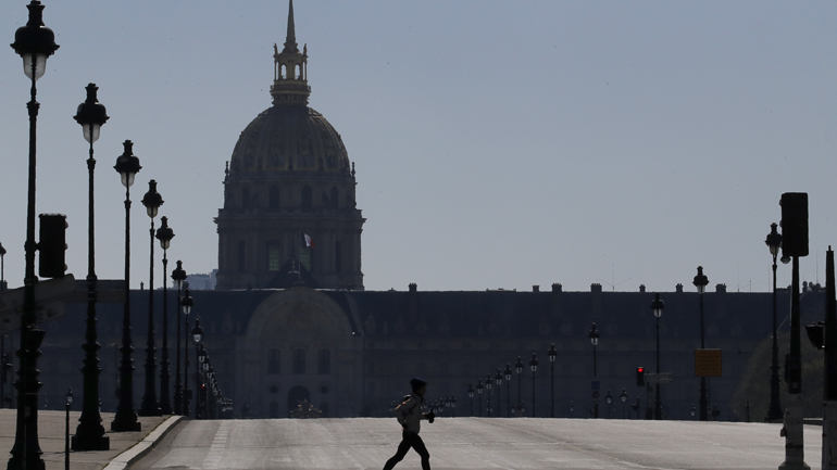 Επεκτείνεται η απαγόρευση κυκλοφορίας στη Γαλλία – Αναμένεται αύξηση των νεκρών από κορωνοϊό