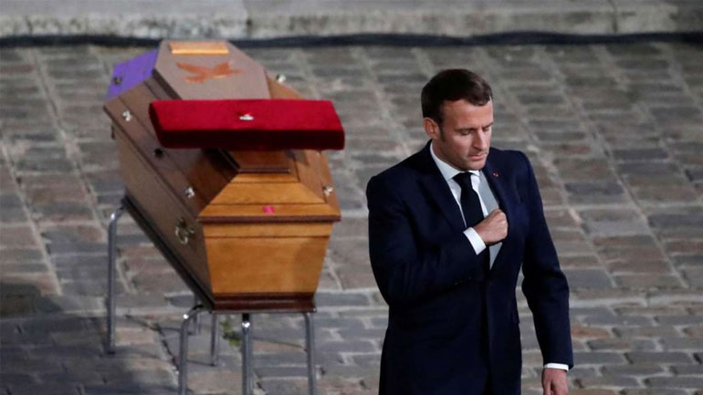 Ο πρόεδρος Μακρόν απέτισε φόρο τιμής «στη μάχη για την ελευθερία» του Σαμιέλ Πατί