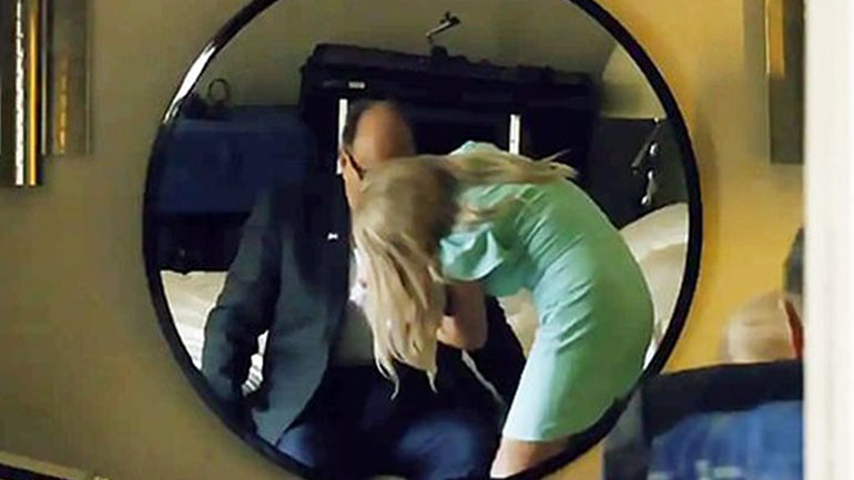 ΗΠΑ: Σάλος με τον Ρούντι Τζουλιάνι και το χέρι στο παντελόνι μπροστά σε δημοσιογράφο