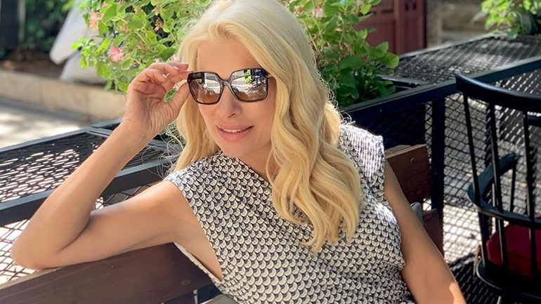 Ελένη Μενεγάκη: H μικρή Μαρίνα ποζάρει με τις γόβες της μαμάς της!