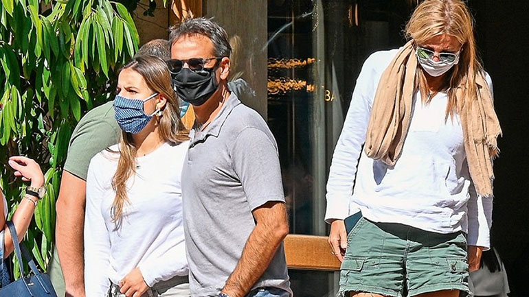 Κυριάκος Μητσοτάκης: Οικογενειακή βόλτα με casual look στο κέντρο της πόλης