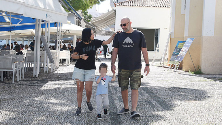 Κατερίνα Τσάβαλου-Δημήτρης Στεργίου: Μίνι απόδραση στις Σπέτσες με την κόρη τους Μαριμέλη