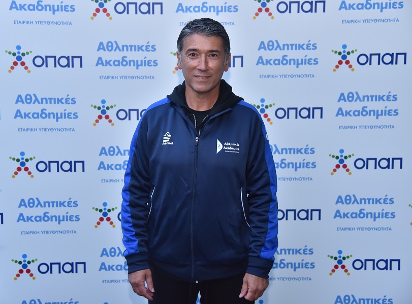 Ο Κώστας Τσάνας, υπεύθυνος προπονητικής ομάδας ποδοσφαίρου Αθλητικών Ακαδημιών ΟΠΑΠ, κοντά στα παιδιά της ακαδημίας Διάνα Αγίας Μαρίνας Ηλιούπολης, μέλους του προγράμματος Αθλητικών Ακαδημιών ΟΠΑΠ