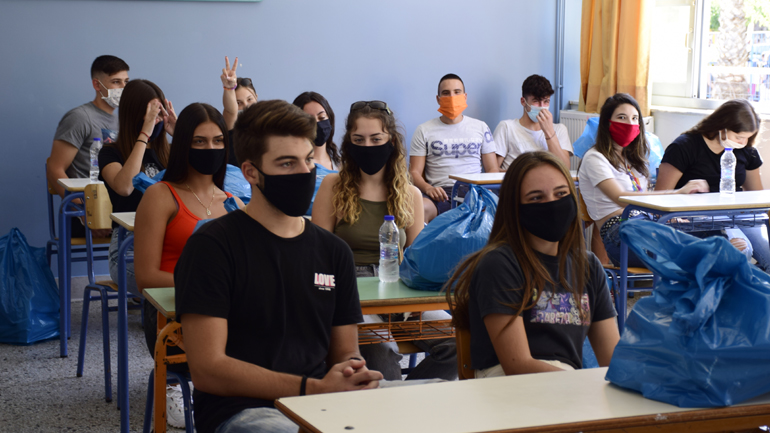 «Διάλειμμα μάσκας» για τους μαθητές ζητά το υπουργείο Παιδείας