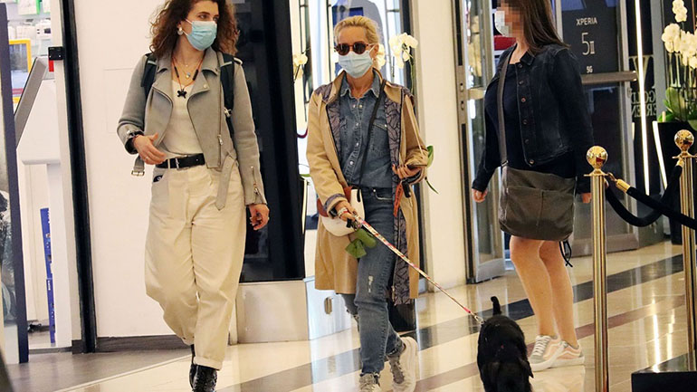 Η Μαρία Μπεκατώρου με total denim look σε γνωστό εμπορικό κέντρο